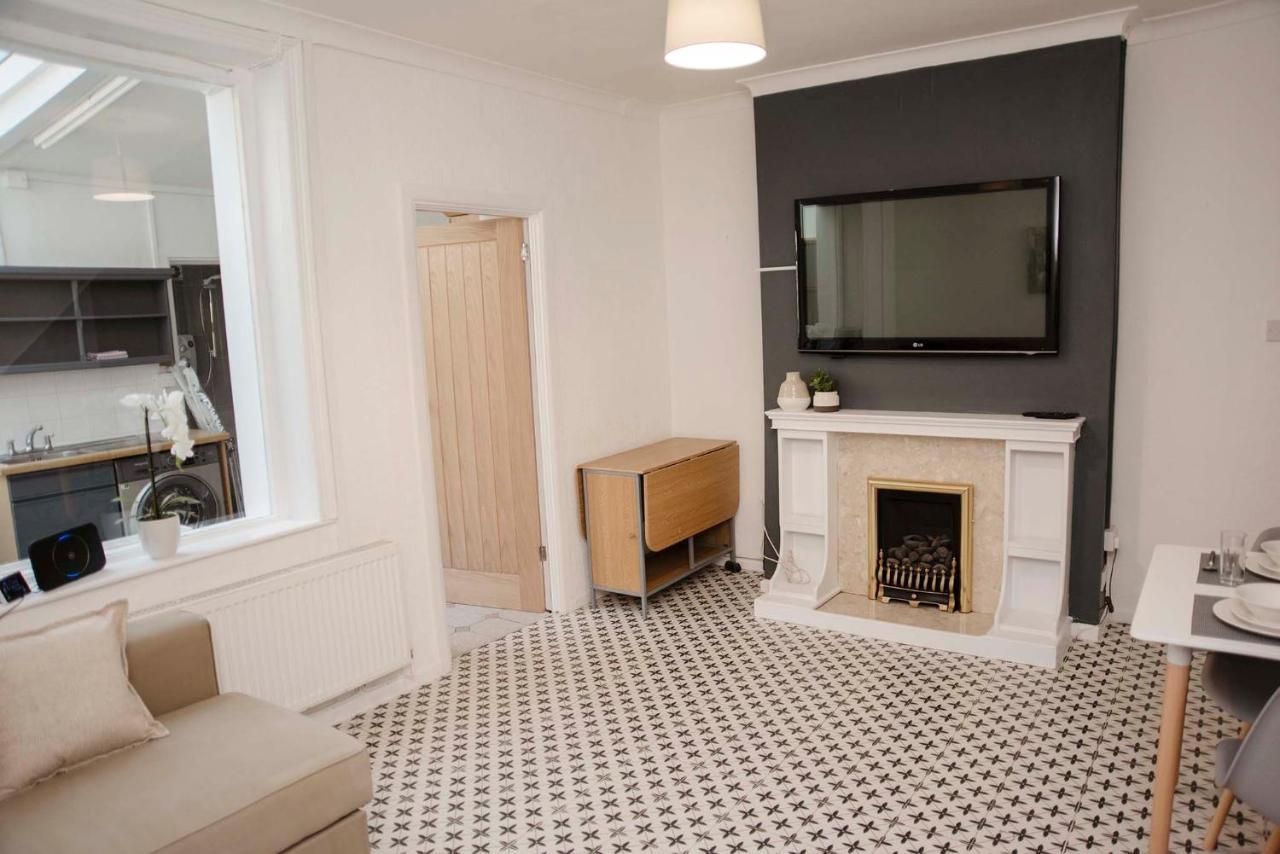 Villa Six Bells Retreat Abertillery Esterno foto